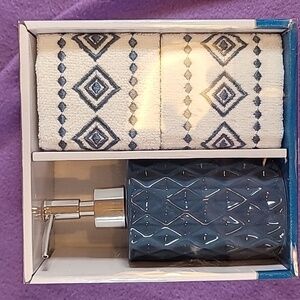 0721. NWB ~ 100% Cotton ~ 2 Fingertip Towels & Soap Dispenser